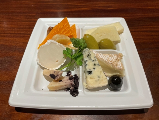 【チーズとワイン付きプラン】京都イタリアンの厳選されたチーズ盛り合わせとワインを町家でゆっくり堪能！